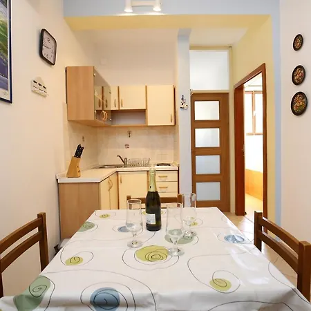 Mali Iz 16535b Apartment Veli Iz