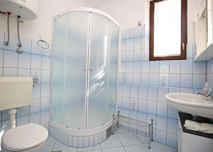 Mali Iz 16535b * Veli Iž